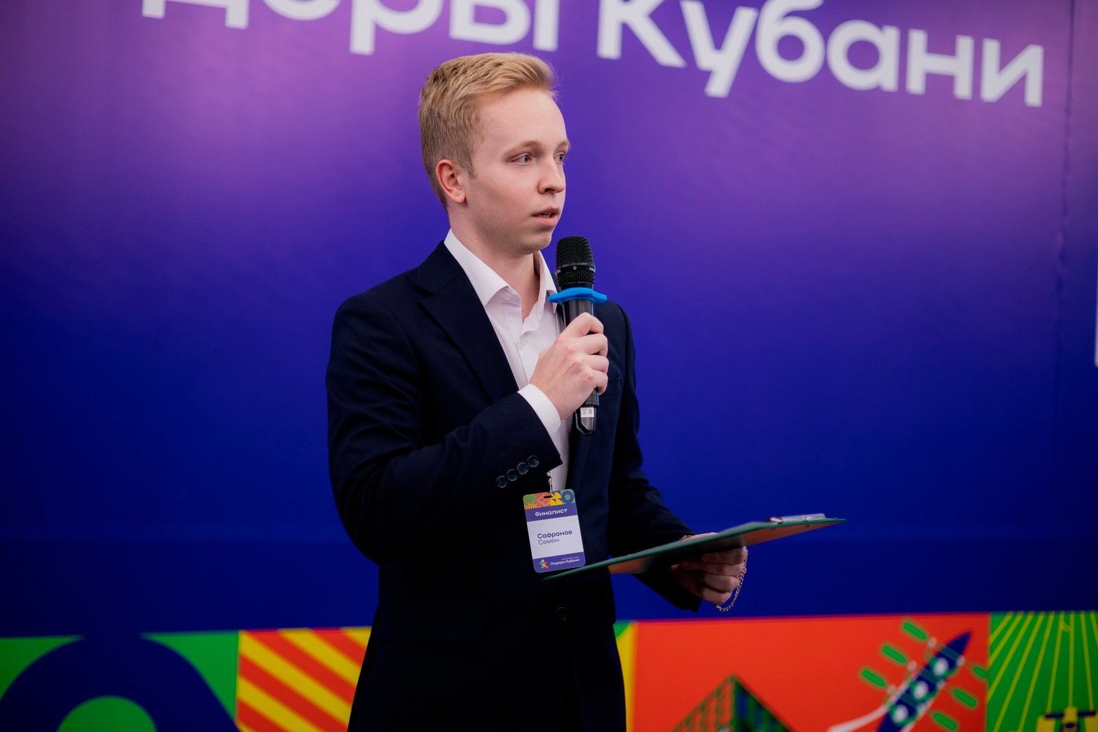 Семён Сафронов выступает на сцене
